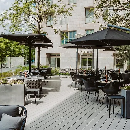 The Ritz-carlton,